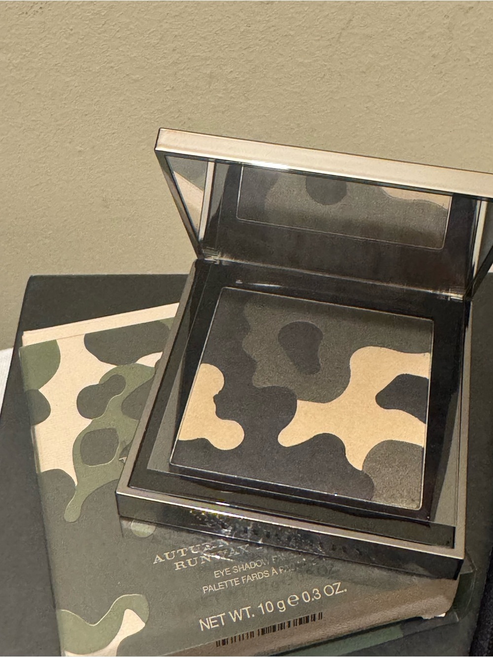 BNIB Burberry Runway Palette Autumn/Winter 2015
Eyeshadow Camouflage LE